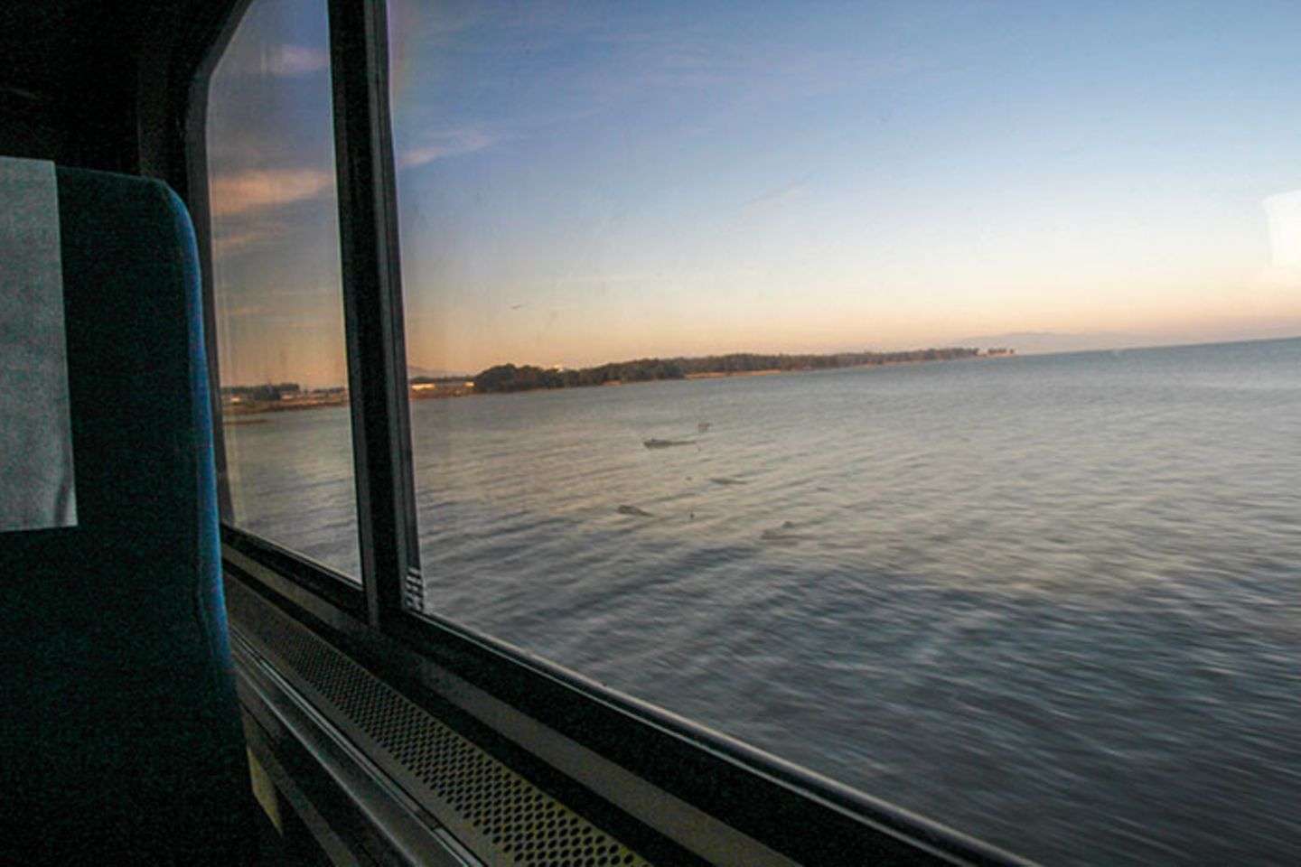 Вид из окна поезда на море
